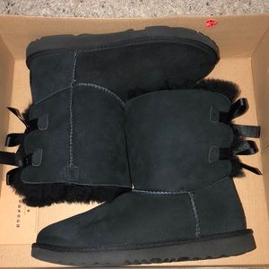 Ugg Bailey Bow II (amazing condition!)